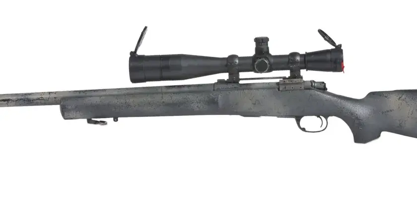 Fusil de précision Remington M24 avec lunette, prêt pour une mission.
