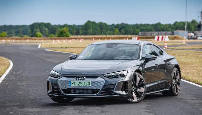 Szary Audi e-tron GT na torze wyścigowym, gotowy do jazdy.