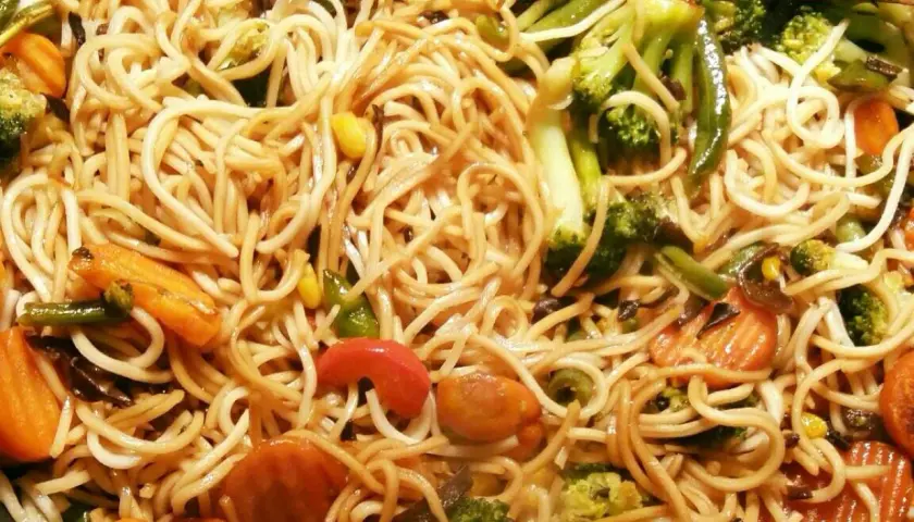 Makaron chow mein z warzywami: brokuły, marchewka, fasolka szparagowa, kukurydza.