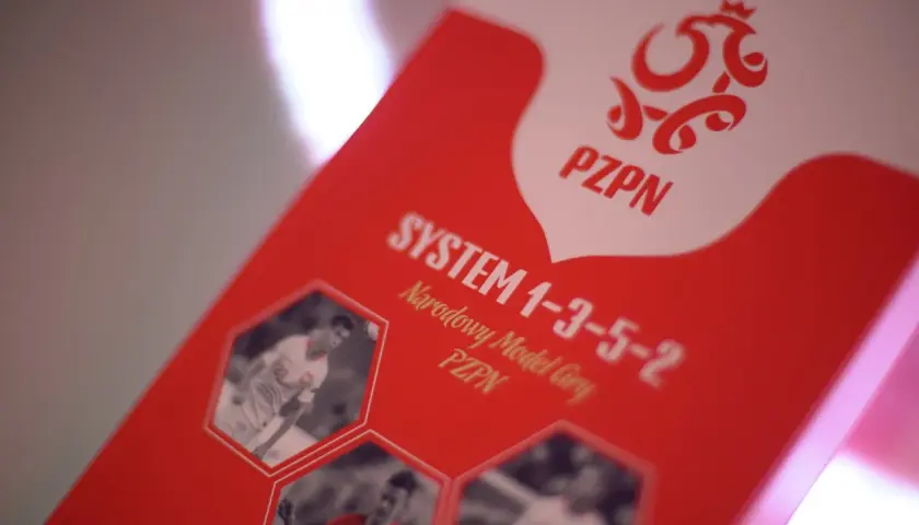 System 1-3-5-2, narodowy model gry PZPN. Na okładce godło i zdjęcia piłkarzy.
