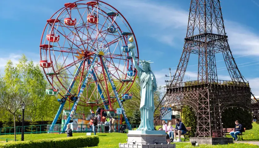 Park rozrywki z diabelskim młynem, repliką Statuy Wolności i Wieżą Eiffla.