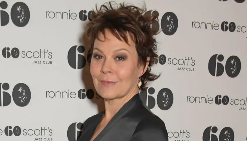Helen McCrory, znana z filmów i seriali, na tle logo Ronnie Scott's Jazz Club.