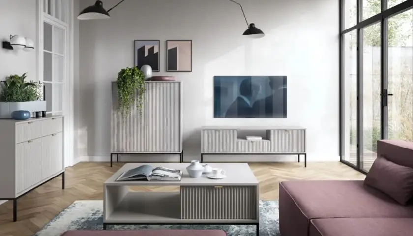 Nowoczesne oświetlenie ściany z telewizorem, z czarnymi lampami i minimalistycznymi meblami.