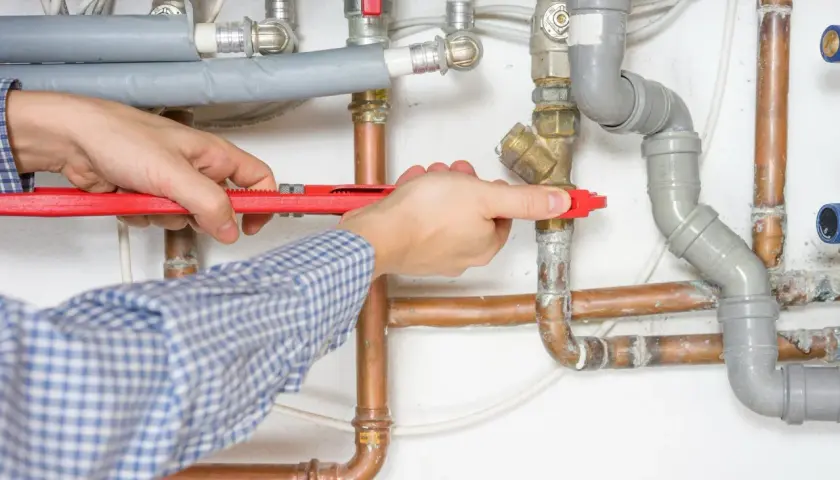Co robi hydraulik? Pełny zakres usług i porady eksperta