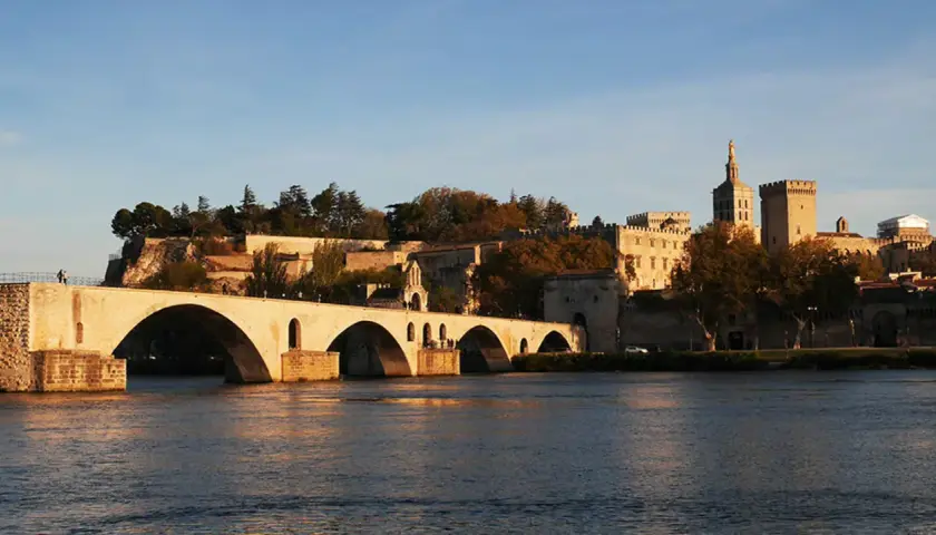 Słynny most Saint-Bénézet i Pałac Papieski w Awinionie, piękne miasto nad Rodanem, w blasku zachodzącego słońca.
