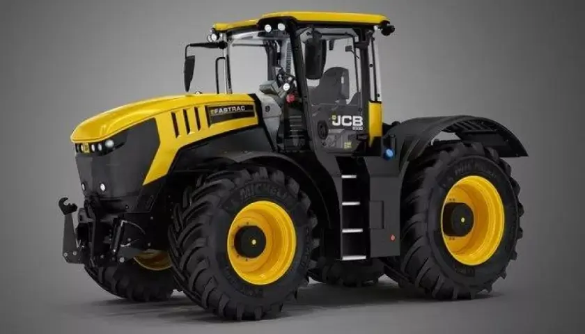 Potężny, żółto-czarny traktor JCB Fastrac z dużymi, terenowymi oponami i żółtymi felgami, gotowy do pracy na polu.