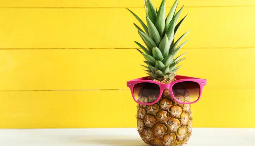 Słoneczny ananas dla niemowlaka w różowych okularach przeciwsłonecznych, gotowy na wakacje.