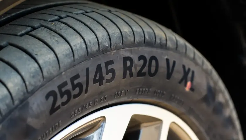 Opona z oznaczeniem 255/45 R20 V XL. XL oznacza "Extra Load", czyli wzmocnioną konstrukcję opony.