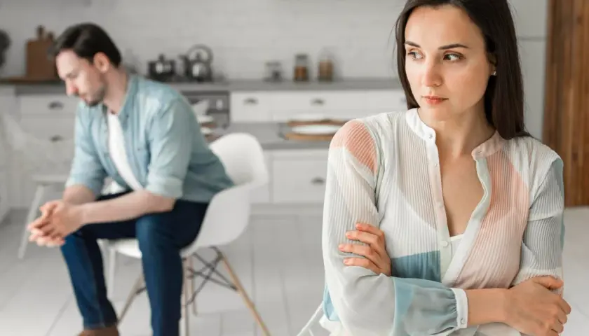 Para zwaśniona w kuchni. Ona zamyślona, on zrezygnowany. Czy apelacja ma sens w ich związku?