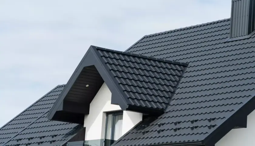 Nowoczesny dach dwuspadowy z ciemnej blachodachówki. Szacowany koszt dachu dwuspadowego 200m2.