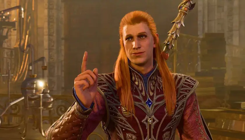 Rudowłosy elf z Baldur's Gate 4 podnosi palec, jakby coś wyjaśniał. W tle widać alchemiczny sprzęt.