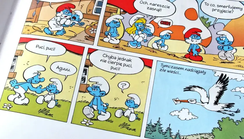 Fragment komiksu ze Smerfami: Papa Smerf usypia Smerfusia, inne Smerfy rozmawiają, a bocian niesie list.