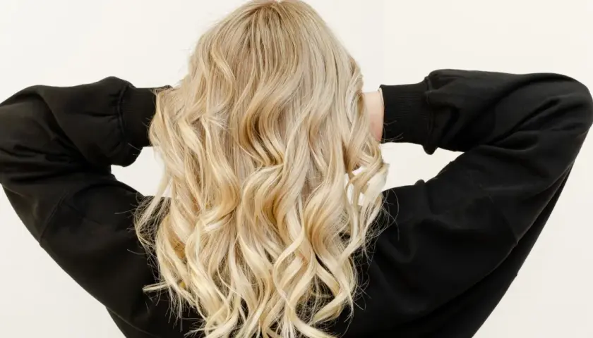 Blond włosy, zadbane dzięki lanolinie, lśnią i są miękkie.