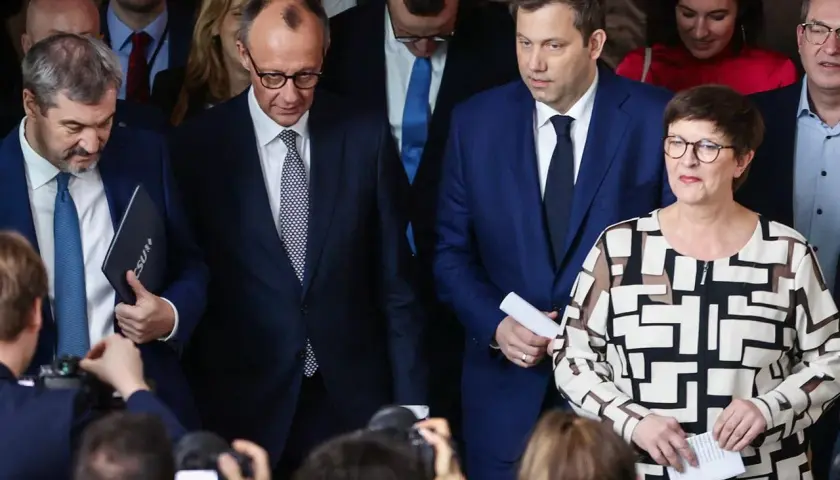 Politiker der CDU und SPD im Gespräch. Mögliche Koalition wird diskutiert.