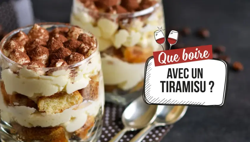 Deux verres de tiramisu, parsemés de cacao, invitent à découvrir que boire avec un tiramisu. Des cuillères attendent patiemment.