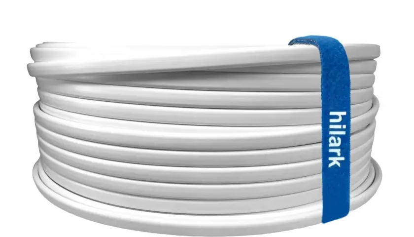 Biały ydyp zwinięty w krąg, zabezpieczony niebieską opaską z logo "hilark".