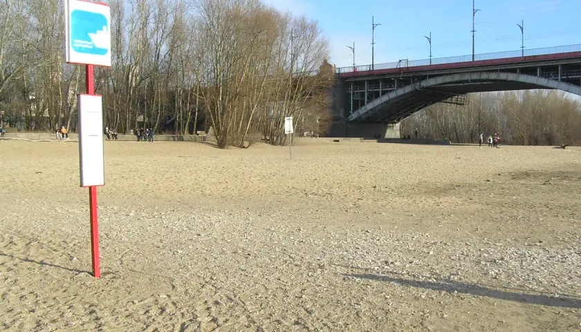 Plaża nad Wisłą, znak wodny, most i drzewa. Idealne miejsce na poniatówkę.
