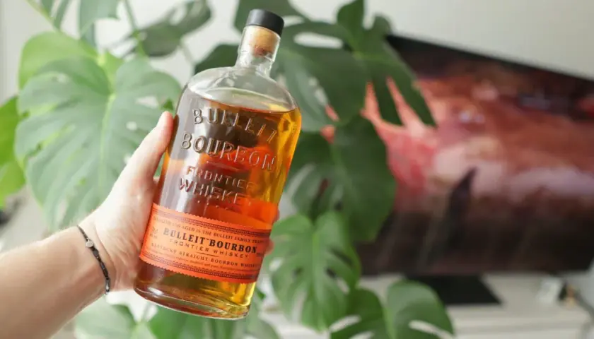 Bulleit Bourbon, choć z Kentucky, inspiruje pytania o inne regiony produkcji whisky w USA.