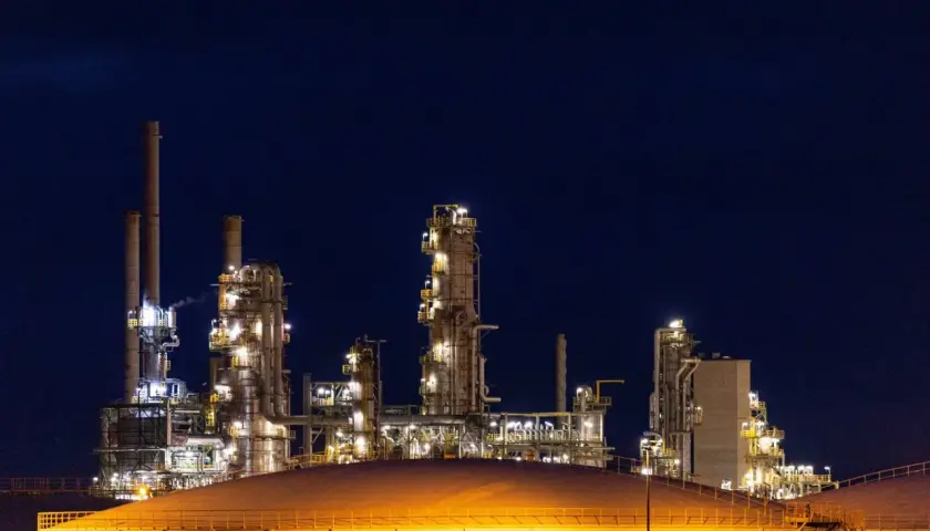Industriekomplex bei Nacht, beleuchtet. Ein Symbol für Energie und den iShares Oil & Gas Exploration & Production UCITS ETF.