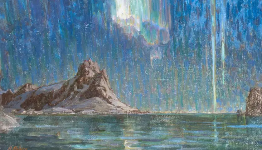 Bergig kustlinje under norrsken, en vy som prins Eugens konstnärliga blick skulle uppskatta. Vatten reflekterar himlens magiska ljus.
