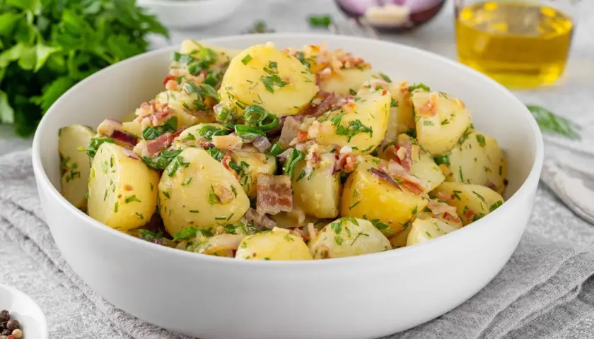 Ein köstlicher Kartoffelsalat mit Speck und Kräutern, der jeden Hunger stillt. Perfekt, um den Abend zu retten!