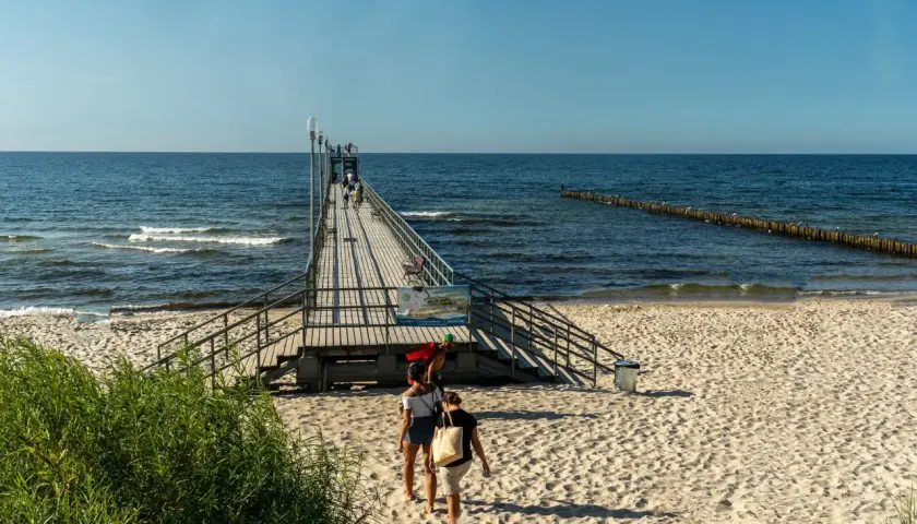 Spacerem po molo w Sianożętach, podziwiając morskie atrakcje i plażę.