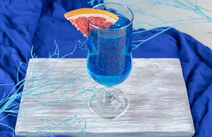 Pyszne drinki z blue curacao i sokiem ananasowym, które musisz spróbować