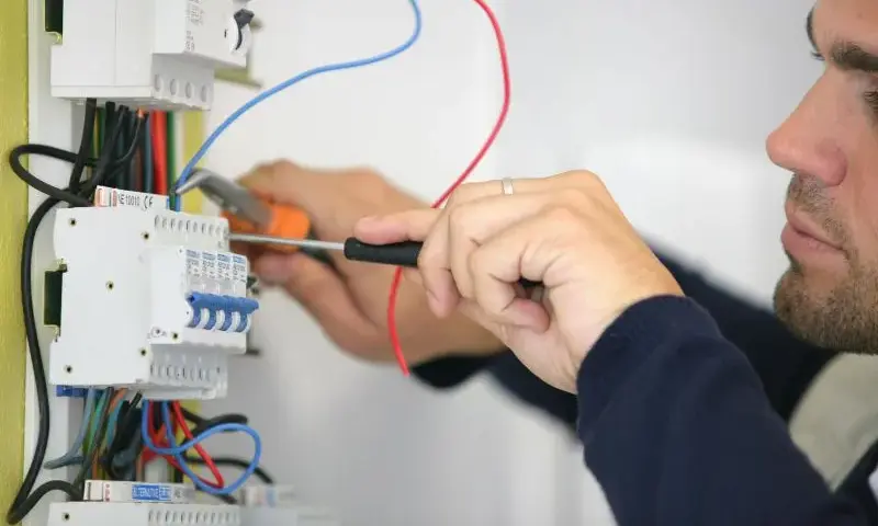 Czy elektryk może pracować sam? Kluczowe przepisy i ryzyka samodzielności