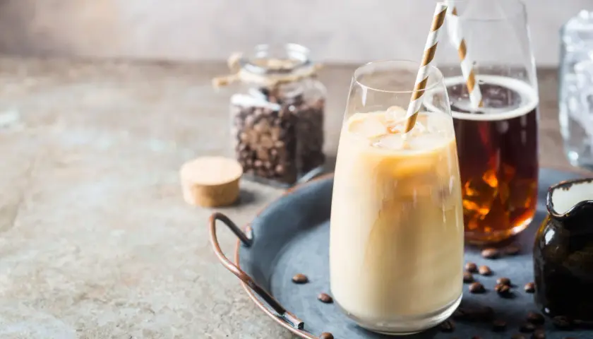 Jak zrobić latte w domu? Idealna kawa z ekspresem i bez!