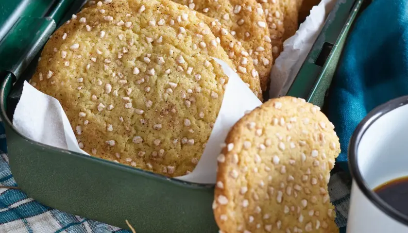 En burk med nybakade snickerdoodles, perfekta för ett mysigt fika. Detta snickerdoodle recept ger härligt sega kakor.
