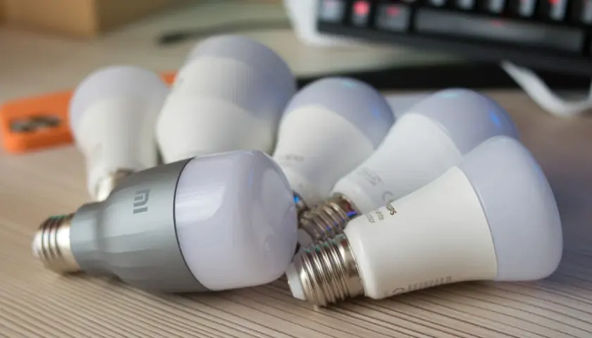 Varias bombillas inteligentes, incluyendo una Xiaomi y Philips, listas para mostrar como funcionan las bombillas inteligentes.