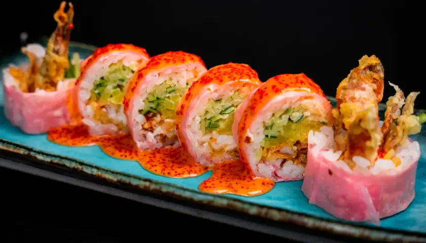 Roladki sushi z krewetką w tempurze i pikantnym sosem. Idealne z czym jeść sushi – z sosem, wasabi i imbirem.