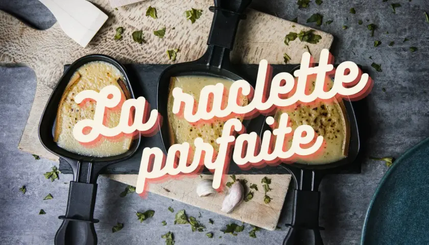 La raclette parfaite : quel est le meilleur fromage pour la raclette ? Du fromage fondu dans des poêlons, prêt à être dégusté.