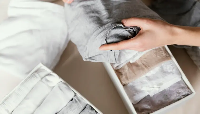 Mains pliant des sous-vêtements en tissu synthétique. Organisation de tiroirs pour blanchir et ranger.
