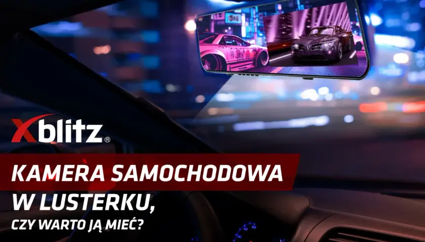 Kamera samochodowa w lusterku pokazuje nocną jazdę z neonowymi światłami miasta i tuningowanymi autami.