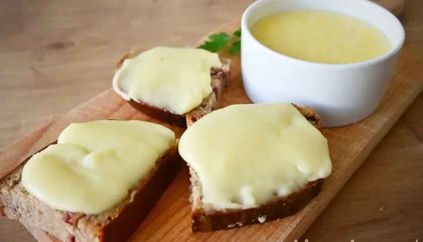 Smażony ser z twarogu na chlebie, idealny na szybkie śniadanie. Prosty przepis, jak zrobić smażony ser z twarogu.