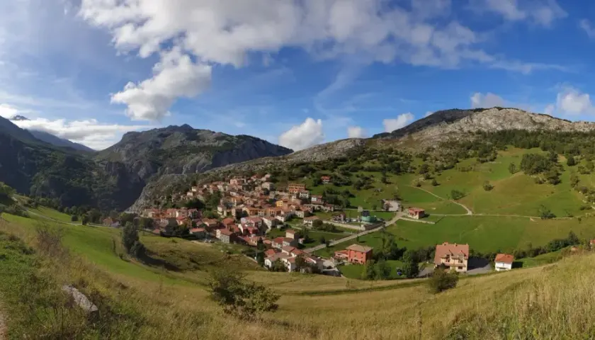 Ein malerisches Dorf in Asturien, umgeben von grünen Hügeln und Bergen. Perfekt für eine Wanderung.