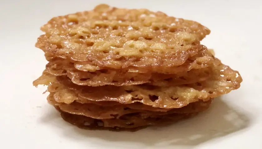En stapel krispiga havreflarn, perfekta för ett enkelt havreflarn recept.
