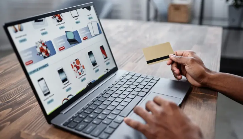 Przykłady propozycji wartości w e-commerce: przeglądanie ofert telefonów i laptopów na stronie sklepu, gotowość do zakupu z kartą płatniczą.
