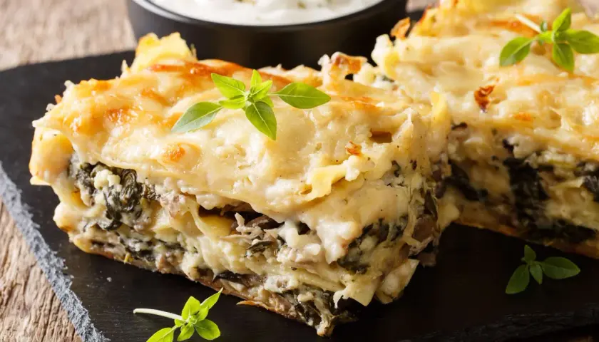 Ile kalorii ma zapiekanka z serem i pieczarkami? Sprawdź teraz!
