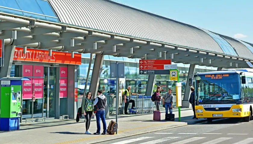 Autobus z napisem "Stacja Modlin" czeka na pasażerów. To dobry sposób, jak dojechać na lotnisko Modlin.