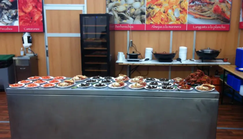 Exhibición de mariscos en ferias del marisco en Galicia: gambas, berberechos, almejas y langostas a la plancha.