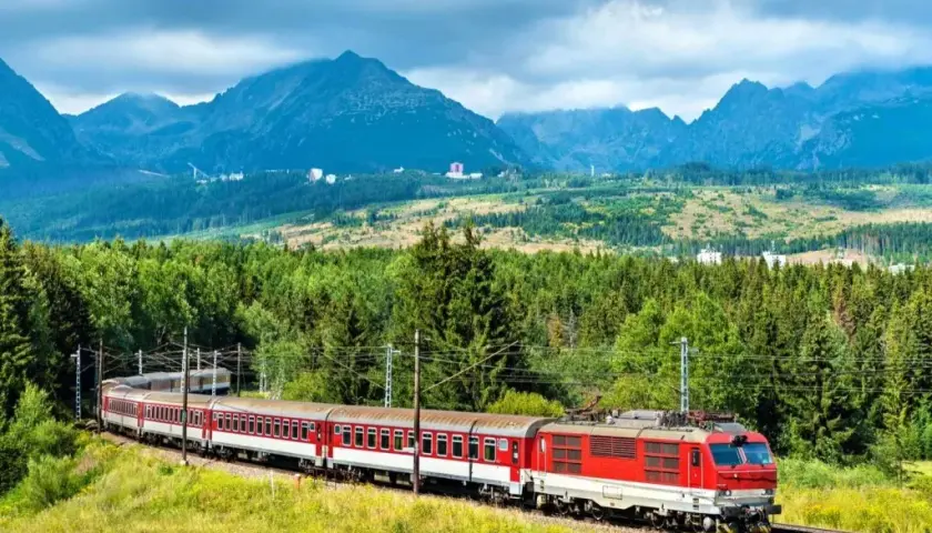Czym się różni TLK od InterCity? Odkryj kluczowe różnice i wybór