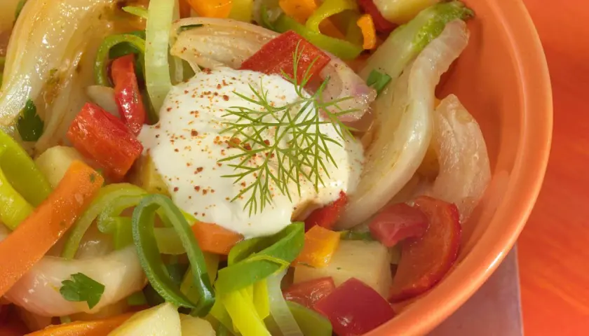 Buntes Gemüse mit Fenchel und Paprika, garniert mit Dill und einem Klecks Joghurt.