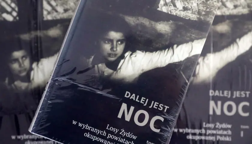 Okładka książki "Dalej jest noc. Losy Żydów w wybranych powiatach okupowanej Polski" z portretem dziecka.