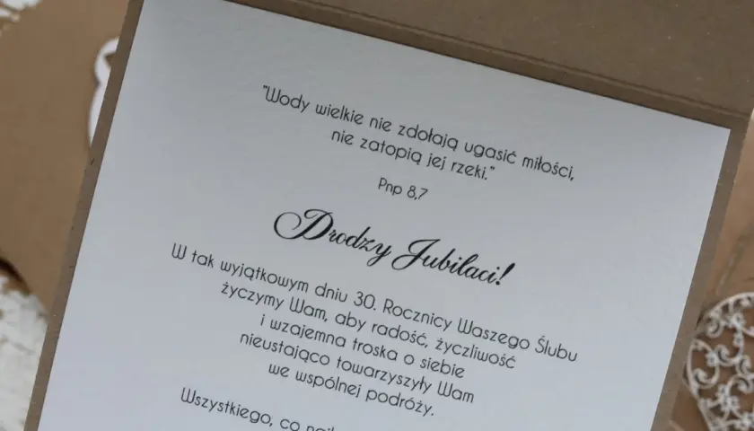 Życzenia na 15 rocznicę ślubu. "Wody wielkie nie zdołają ugasić miłości..." - tekst na zaproszeniu dla Jubilatów.