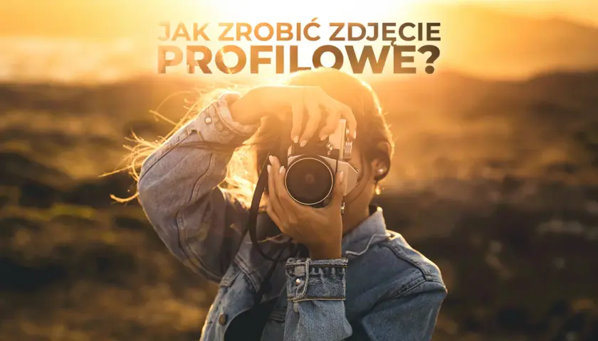 Kobieta w dżinsowej kurtce robi zdjęcie aparatem na tle zachodzącego słońca.