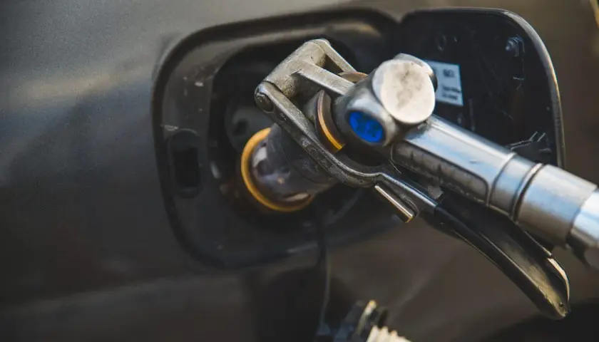 Ugello di rifornimento GPL inserito nel serbatoio di un'auto diesel. Possibili problemi con impianto gpl su diesel.