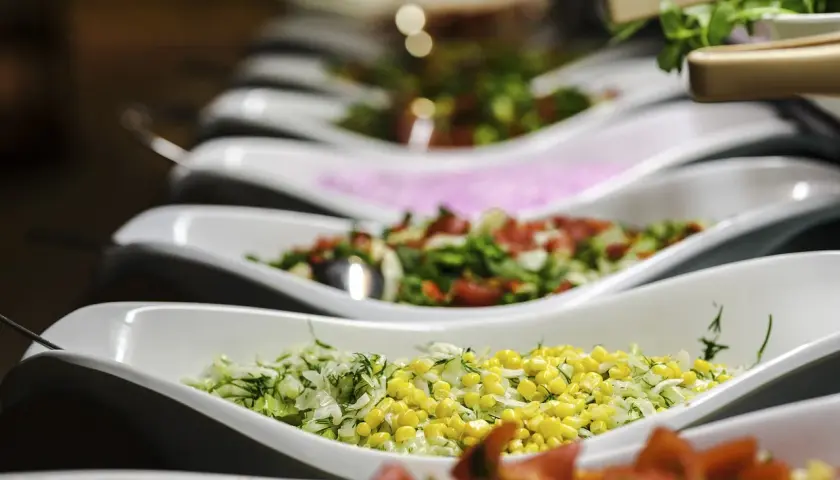 Un buffet frais et coloré, parfait pour un menu campagnard. Salades de maïs, tomates, herbes fraîches et autres délices.