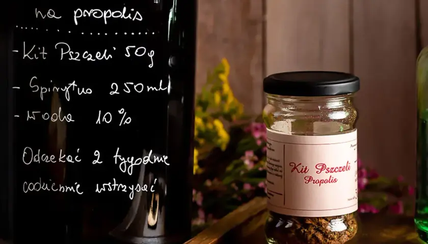 Słoik z propolisem i przepis na jego przygotowanie. Kit pszczeli właściwości są nieocenione.